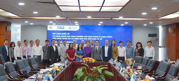 Đại biểu tham dự Hội thảo chụp ảnh lưu niệm