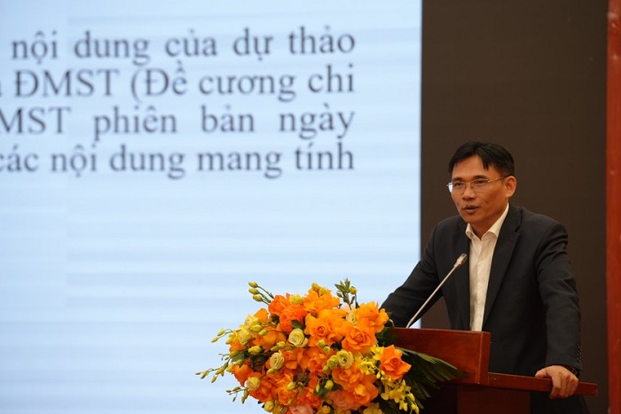 PGS.TS. Nguyễn Đức Minh, Phó Chủ tịch Viện Hàn lâm Khoa học xã hội Việt Nam trình bày tham luận tại Hội nghị