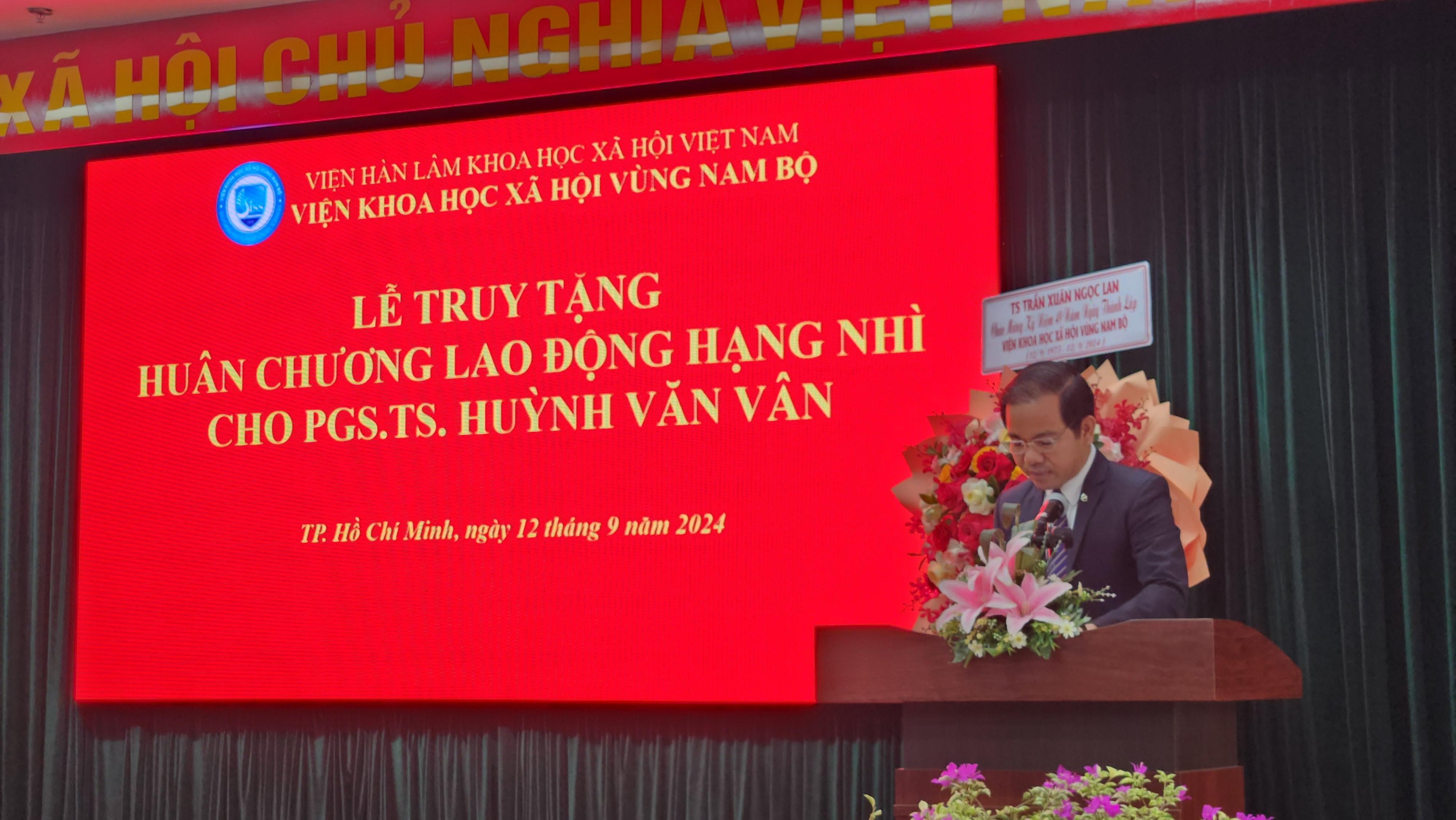 Ông Huỳnh Công Hùng, Phó chủ tịch Hội Hữu nghị Việt Nam – Ấn Độ  trình bày tham luận tại Tọa đàm