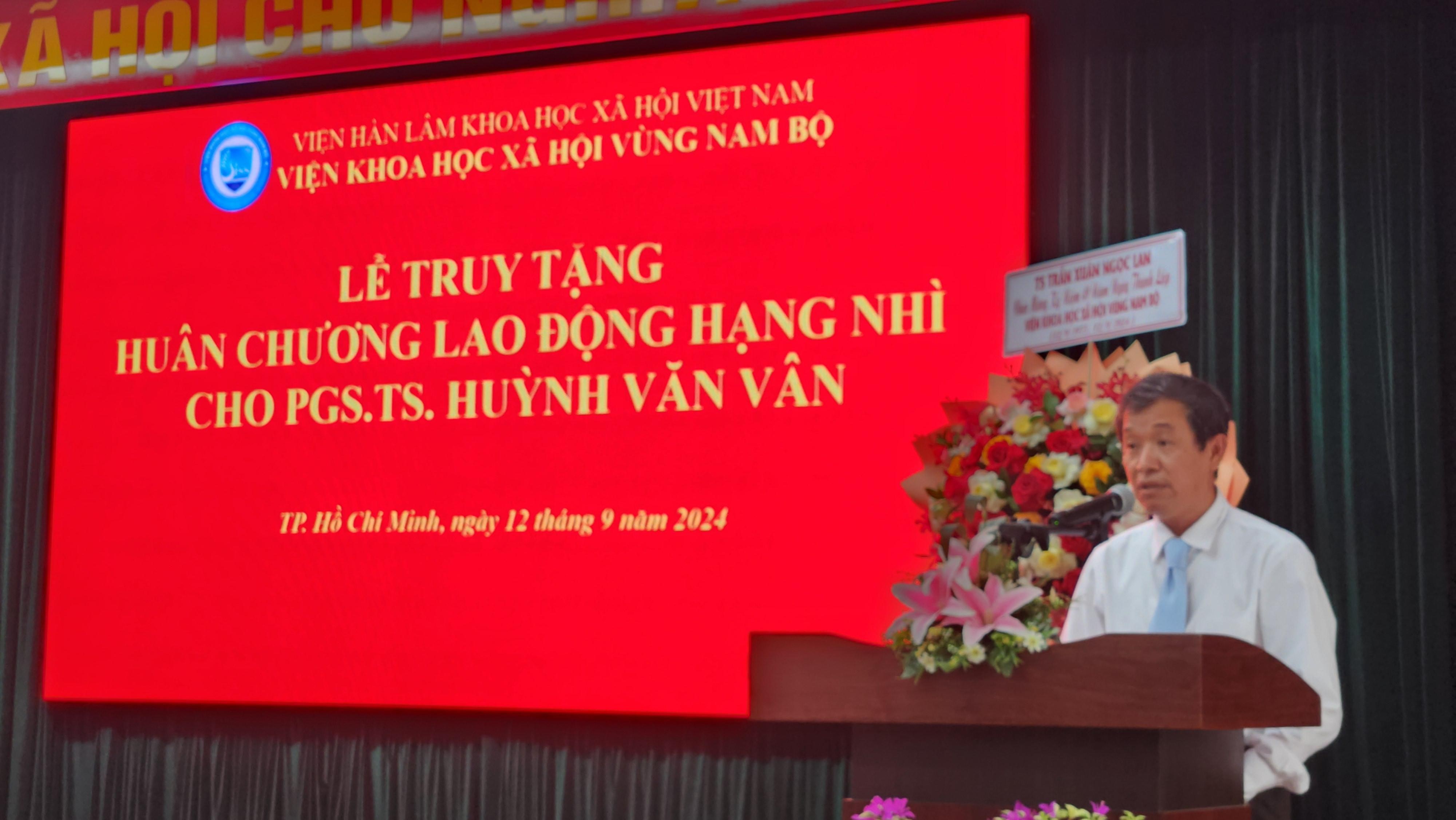 Viện KHXH vùng Nam Bộ tặng qua lưu niệm cho đại biểu