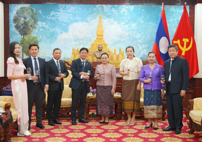 Đồng chí Nguyễn Đức Minh, Phó Chủ tịch Viện Hàn lâm và Ngài Đại sứ Khamphao Ernthavanh cùng các thành viên trong buổi gặp mặt nâng ly chúc mừng Tết cổ truyền của Lào