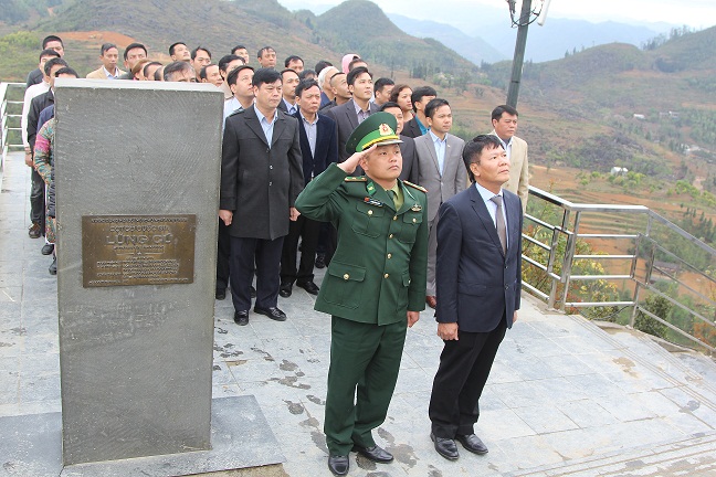 Đoàn thực hiện nghi thức chào cờ