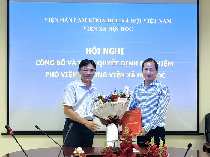 PGS.TS. Nguyễn Đức Minh, Phó Chủ tịch Viện Hàn lâm trao Quyết định và tặng hoa cho PGS.TS. Nguyễn Đức Chiện, </br>Phó Viện trưởng Viện Xã hội học