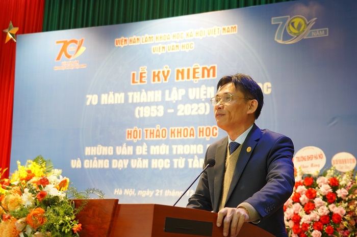 PGS.TS. Nguyễn Đức Minh, Phó Chủ tịch Viện Hàn lâm, chỉ đạo điều hành Viện Văn học đọc diễn văn khai mạc tại Lễ Kỷ niệm