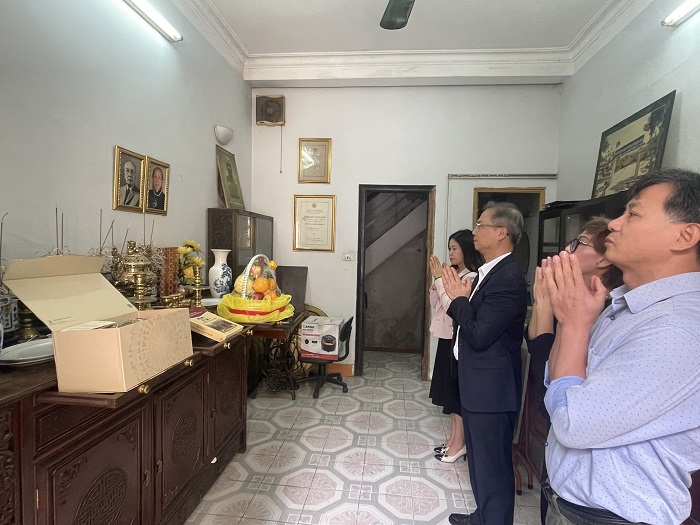 Phó Bí thư Đảng ủy Viện Hàn lâm Đặng Xuân Thanh cùng đoàn công tác dâng hương trước ban thờ cố GS.VS. Nguyễn Khánh Toàn
