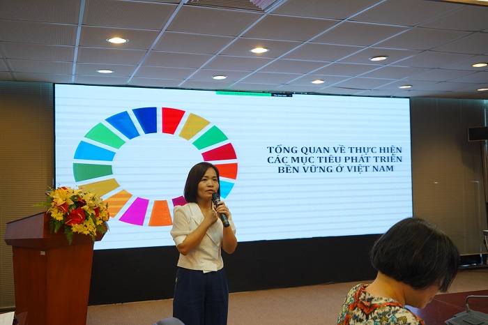 ThS. Nguyễn Thị Thanh Nga, Vụ Khoa học, Giáo dục, Tài nguyên và Môi trường – Bộ Kế hoạch và Đầu tư trình bày báo cáo tại Hội thảo