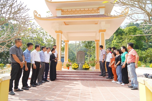 Đoàn tiến hành Lễ hoàn công công trình Tôn tạo Nhà bia di tích Ban Nghiên cứu Lịch sử, Địa lý, Văn học