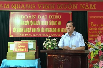 PGS.TS Đinh Quang Hải - Chủ tịch Công đoàn Viện Hàn lâm phát biểu tri ân và tặng quà cho Trung tâm