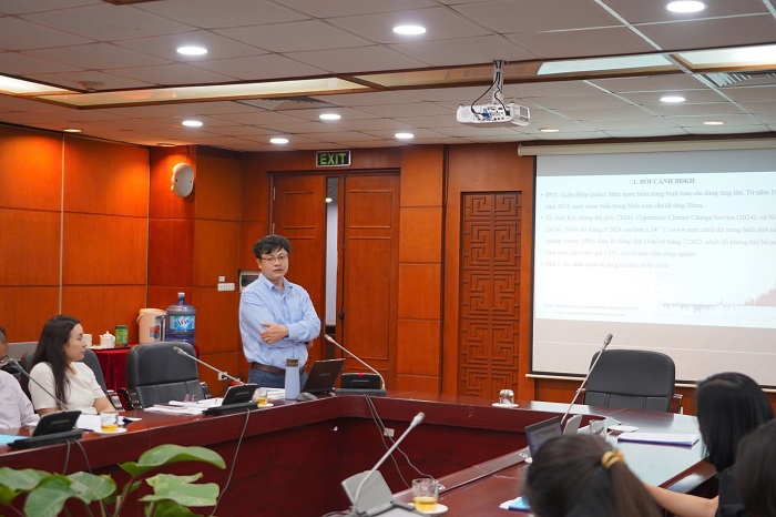 ThS. Nông Bằng Nguyên trình bày báo cáo tại Phiên thứ hai