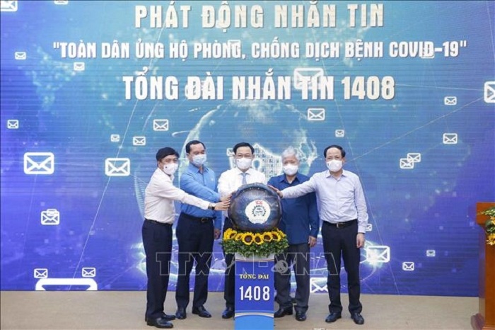 Chủ tịch Quốc hội Vương Đình Huệ và các đại biểu thực hiện nghi thức phát động nhắn tin “Toàn dân ủng hộ phòng, chống dịch bệnh COVID-19”. Ảnh: Doãn Tấn/TTXVN