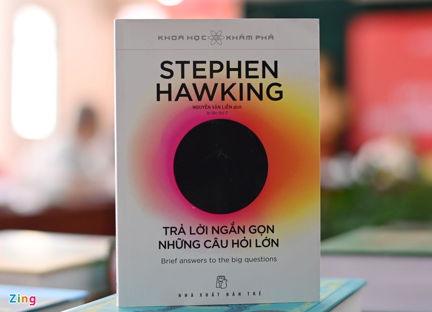 Trả lời ngắn gọn những câu hỏi lớn của Stephen Hawking là sách khoa học được nhiều bạn đọc yêu thích. (Ảnh: Việt Linh).