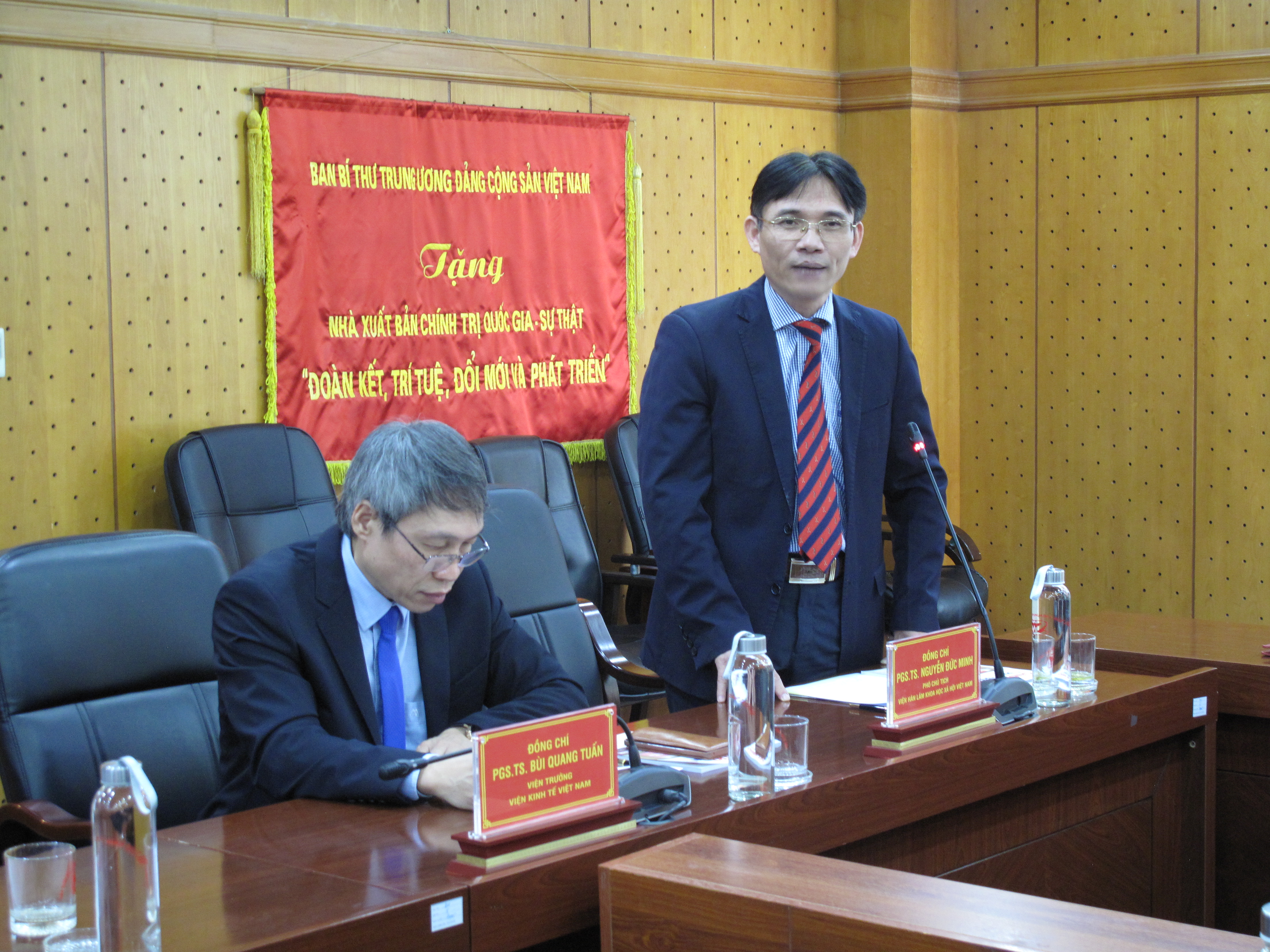 Đồng chí Nguyễn Đức Minh, Phó Chủ tịch Viện Hàn lâm Khoa học xã hội Việt Nam phát biểu tại buổi Lễ