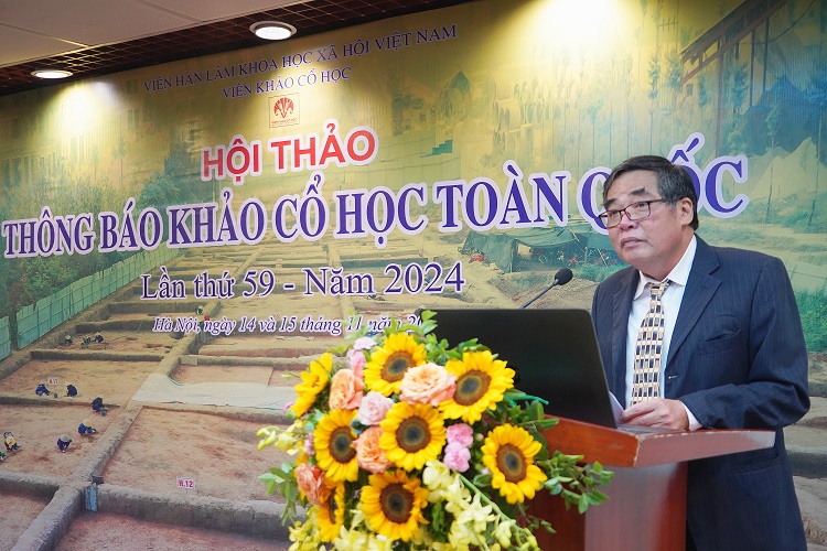 PGS.TS. Bùi Văn Liêm, Nguyên Phó Viện trưởng, Nguyên Tổng Biên tập Tạp chí Khảo cổ học báo cáo hoạt động khảo cổ học Việt Nam trong 02 năm 2023-2024