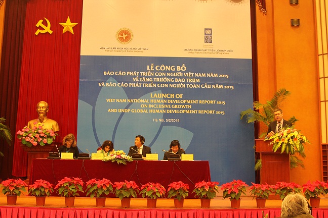 Ông Richard Marshall, Cố vấn chính sách UNDP tại Việt Nam <br>trình bày Báo cáo Phát triển con người toàn cầu năm 2015