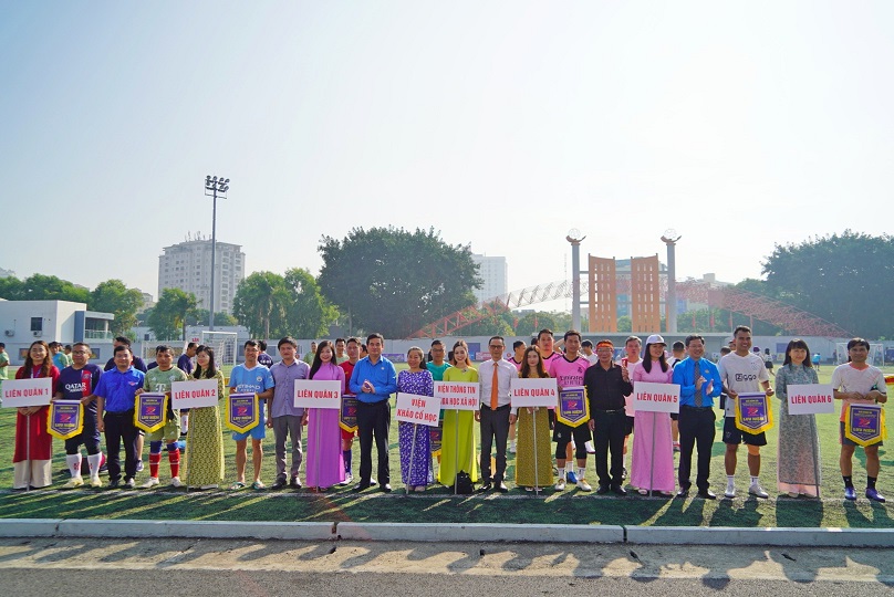 Phó Chủ tịch Viện Hàn lâm Tạ Minh Tuấn, Chủ tịch Công đoàn Phạm Minh Phúc cùng các đại biểu trao Cờ thi đấu và chụp ảnh lưu niệm cùng các đội Giải Bóng đá 2023