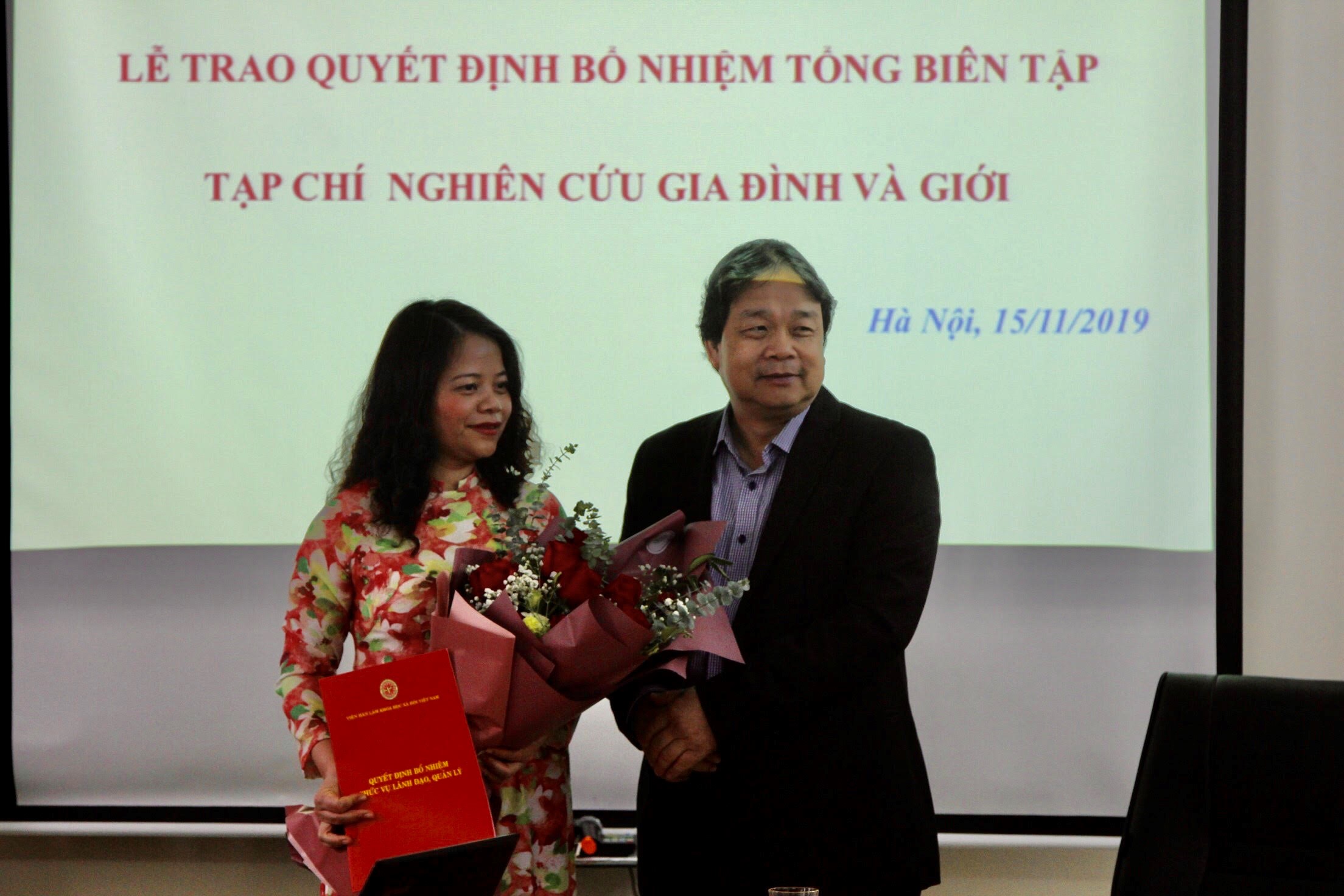 GS.TS. Đặng Nguyên Anh trao Quyết định và tặng hoa chúc mừng PGS.TS. Trần Thị Minh Thi tại buổi Lễ