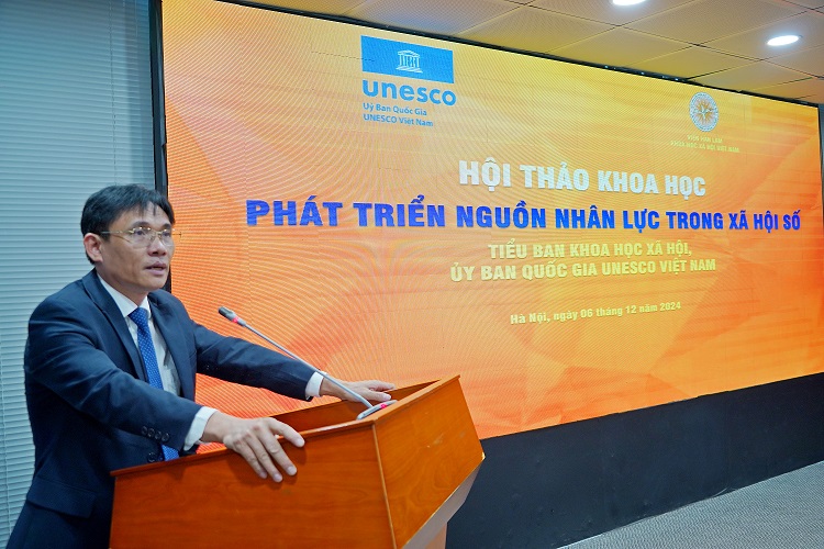 PGS.TS. Nguyễn Đức Minh, Phó Chủ tịch Viện Hàn lâm, Phó Chủ tịch Ủy ban Quốc gia UNESCO Việt Nam, Trưởng Tiểu ban Khoa học xã hội UNESCO phát biểu khai mạc tại Hội thảo