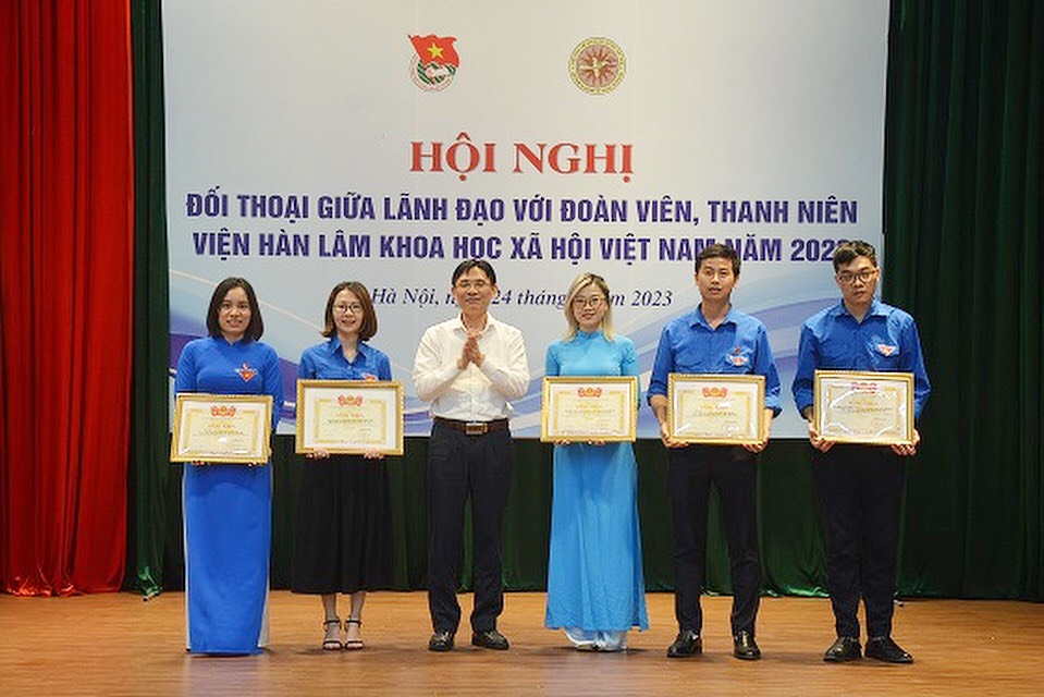 Phó Chủ tịch Nguyễn Đức Minh trao tặng Bằng khen của Đoàn Khối các cơ quan Trung ương cho tập thể đơn vị có thành tích xuất sắc trong năm 2022