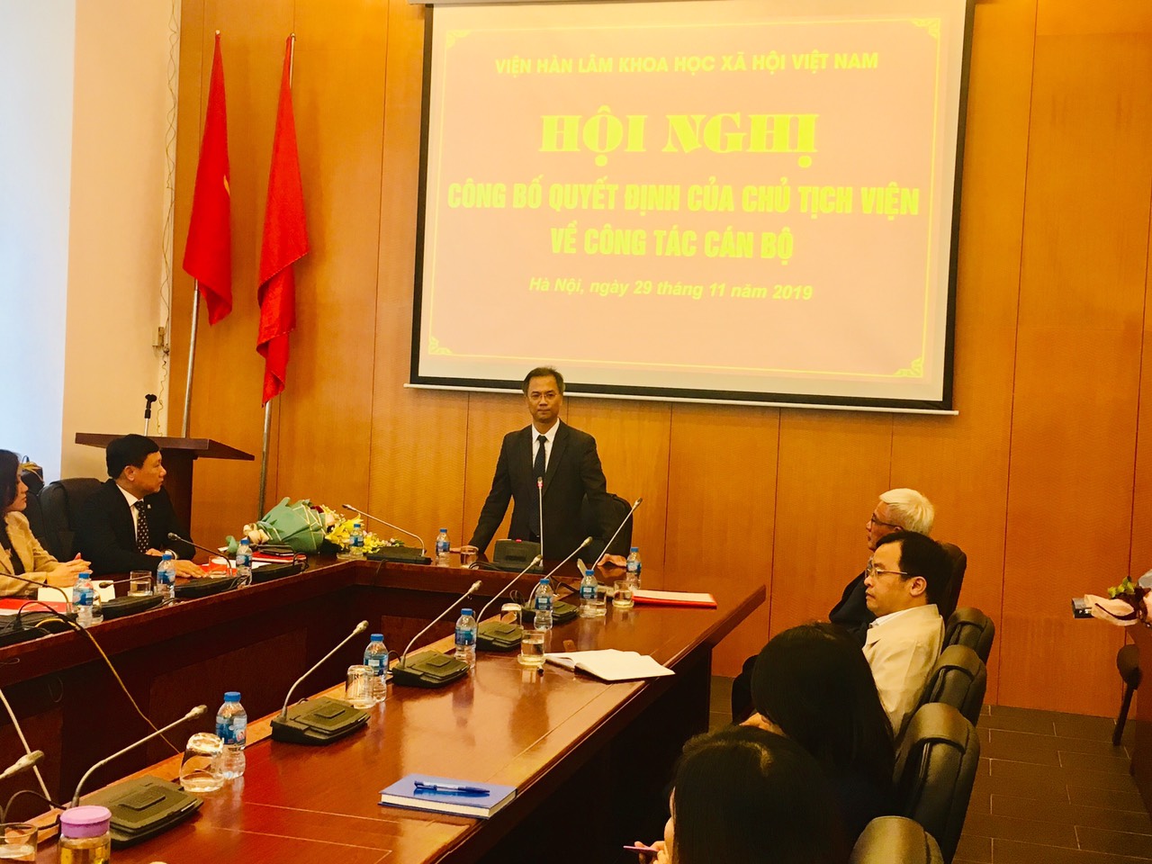 TS. Đặng Xuân Thanh phát biểu giao nhiệm vụ cho PGS.TS. Phạm Văn Dương tại buổi lễ