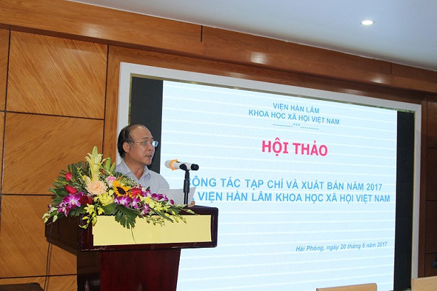 PGS.TS. Nguyễn Hữu Sơn trình bày Báo cáo Tổng kết hoạt động của Liên chi hội Nhà báo Viện Hàn lâm Khoa học xã hội Việt Nam