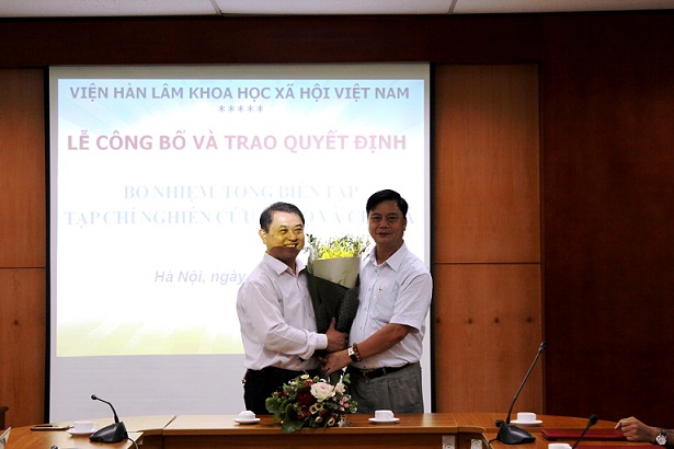 GS.TS. Phạm Văn Đức tặng hoa tri ân PGS.TS. Ngô Xuân Bình, nguyên Viện trưởng, nguyên Tổng biên tập<br>Tạp chí Nghiên cứu Ấn Độ và Châu Á