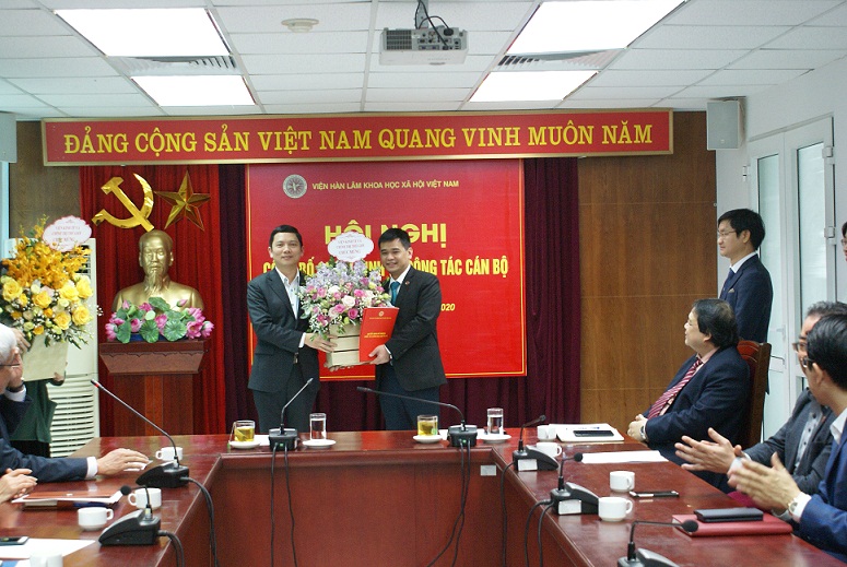 PGS.TS. Bùi Nhật Quang trao Quyết định và tặng hoa cho TS. Phí Vĩnh Tường, Phó Viện trưởng Viện Kinh tế và Chính trị thế giới kiêm Phó Tổng biên tập Tạp chí
