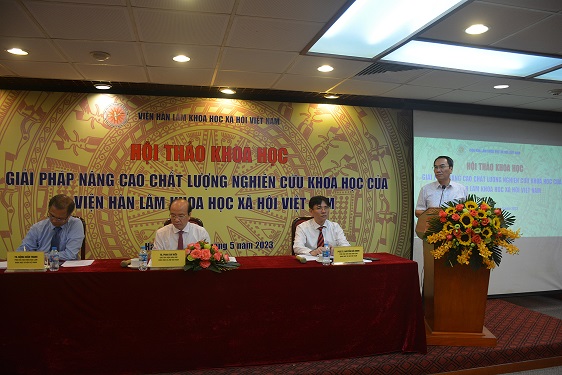 PGS.TS. Chu Văn Tuấn, Viện Nghiên cứu Tôn giáo trình bày tham luận tại Hội thảo