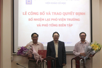 PGS.TS. Đặng Nguyên Anh trao Quyết định và tặng hoa cho PGS.TS. Bùi Văn Liêm và TS. Nguyễn Gia Đối