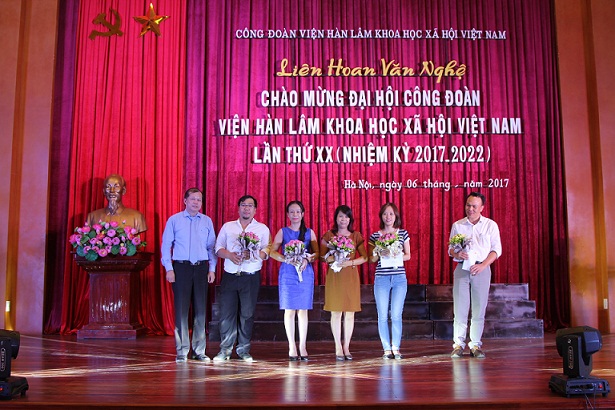 PGS.TS. Đinh Quang Hải, Chủ tịch Công đoàn Viện Hàn lâm  trao phần thưởng cho các tiết mục đạt Giải Khuyến khích