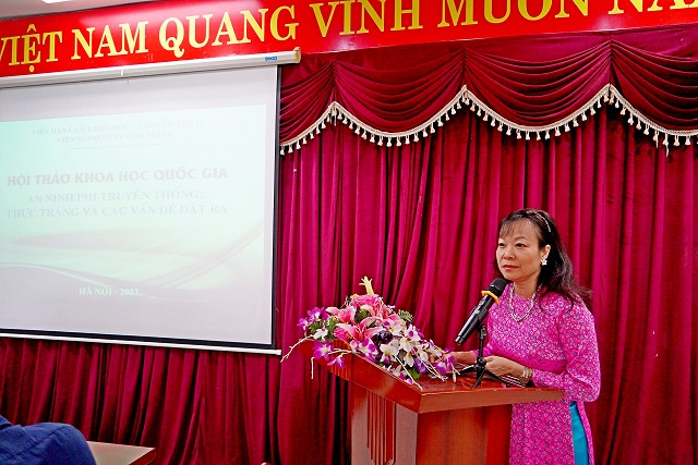 PGS.TS. Nguyễn Thị Hoài Lê, Viện trưởng Viện Nghiên cứu Con người phát biểu khai mạc và đề dẫn tại Hội thảo