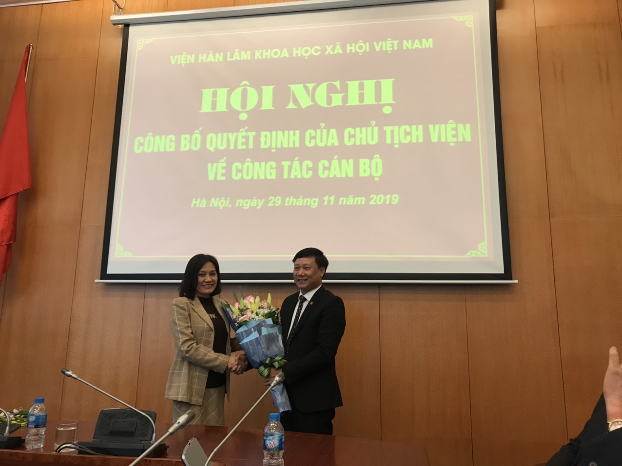 PGS.TS. Trần Hồng Hạnh tặng hoa chúc mừng PGS.TS. Phạm Văn Dương
