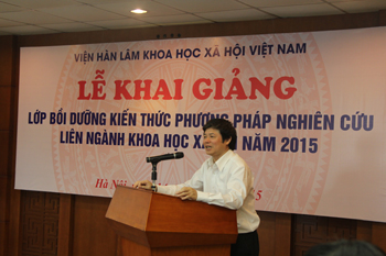 PGS.TS. Nguyễn Hữu Minh - Viện trưởng Viện Nghiên cứu Gia đình và Giới, thay mặt các giảng viên phát biểu tại<br> Lễ khai giảng