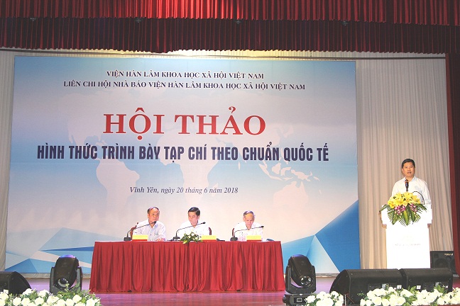 PGS.TS. Phạm Minh Phúc, Phó Trưởng ban Ban Tổ chức – Cán bộ trình bày báo cáo quy định mới về cấp, đổi thẻ Nhà báo