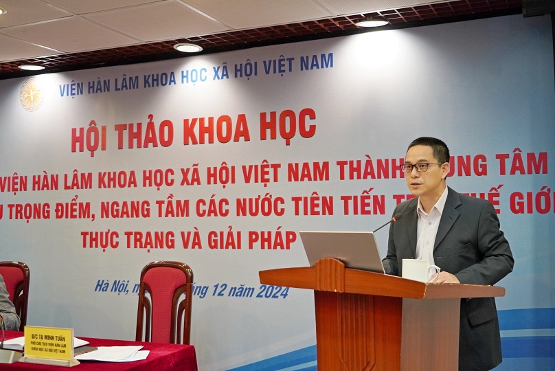 PGS.TS. Tạ Minh Tuấn, Ủy viên Ban Thường vụ Đảng ủy, Phó Chủ tịch Viện Hàn lâm trình bày Báo cáo đề dẫn tại Hội thảo