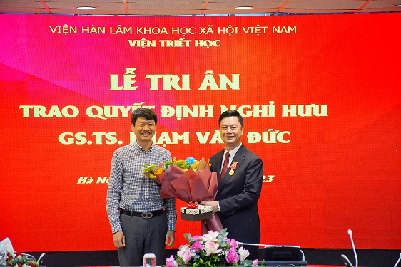 PGS.TS. Nguyễn Tài Đông, Viện trưởng Viện Triết học tặng hoa chúc mừng và tri ân<br>GS.TS. Phạm Văn Đức