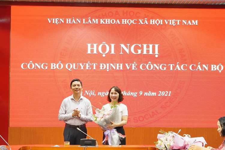 PGS.TS. Bùi Nhật Quang tặng hoa tri ân PGS.TS. Lã Thị Thu Thủy, nguyên Viện trưởng Viện Tâm lý học