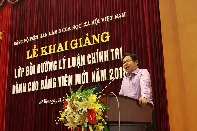 PGS.TS. Trần Minh Tuấn Ủy viên Ban Thường vụ,Trưởng ban tổ chức Đảng ủy Viện Hàn lâm KHXH Việt Nam phát biểu khai giảng Lớp học