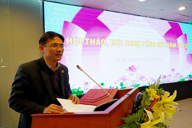 PGS.TS. Nguyễn Đức Minh, Ủy viên Ban thường vụ Đảng ủy, Phó Chủ tịch Viện Hàn lâm kiêm Trưởng ban Ban Vì sự tiến bộ phụ nữ Viện Hàn lâm phát biểu chỉ đạo tại Hội nghị