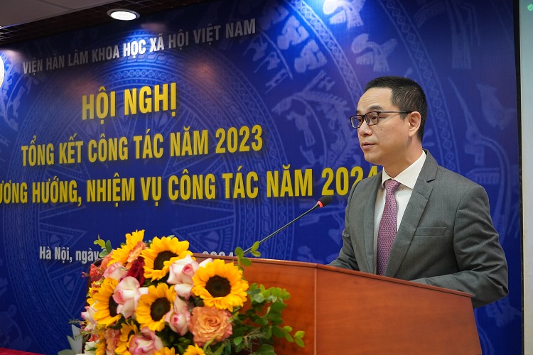 PGS.TS. Tạ Minh Tuấn, Phó Chủ tịch Viện Hàn lâm trình bày Dự thảo Báo cáo tổng kết năm 2023 và phương hướng, nhiệm vụ năm 2024