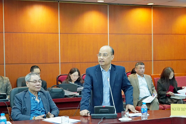 PGS.TS. Nguyễn Văn Sửu, Trường Đại học Khoa học xã hội và Nhân văn trình bày Báo cáo tại Hội thảo