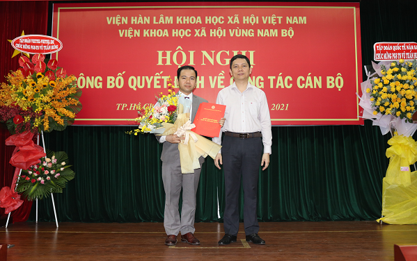 Chủ tịch Bùi Nhật Quang trao Quyết định và tặng hoa cho PGS.TS. Vũ Tuấn Hưng