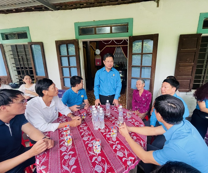 PGS.TS. Phạm Minh Phúc, Ủy viên BCH Công đoàn Viên chức Việt Nam, Chủ tịch Công đoàn Viện Hàn lâm phát biểu trong buổi trao tặng kinh phí hỗ trợ cho bà Nguyễn Thị Hậu