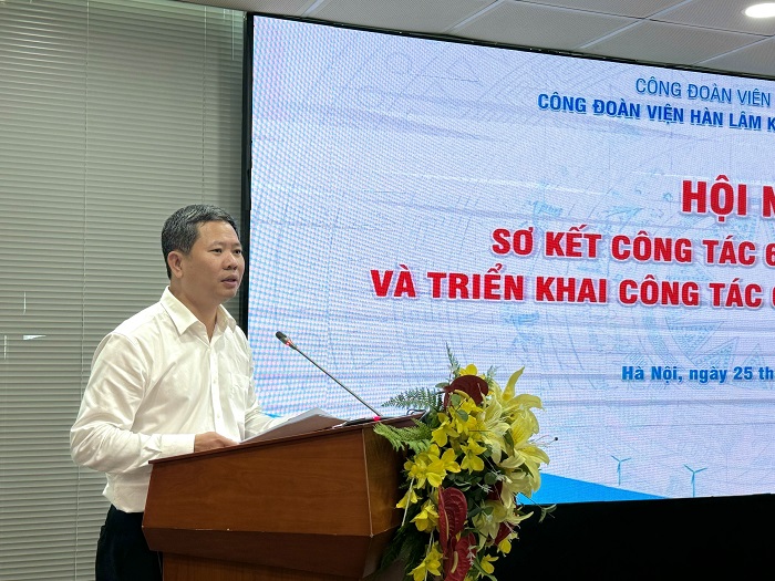 Đồng chí Phạm Minh Phúc, UVBCH Công đoàn Viên chức Việt Nam, Chủ tịch Công đoàn Viện Hàn lâm phát biểu tại Hội nghị