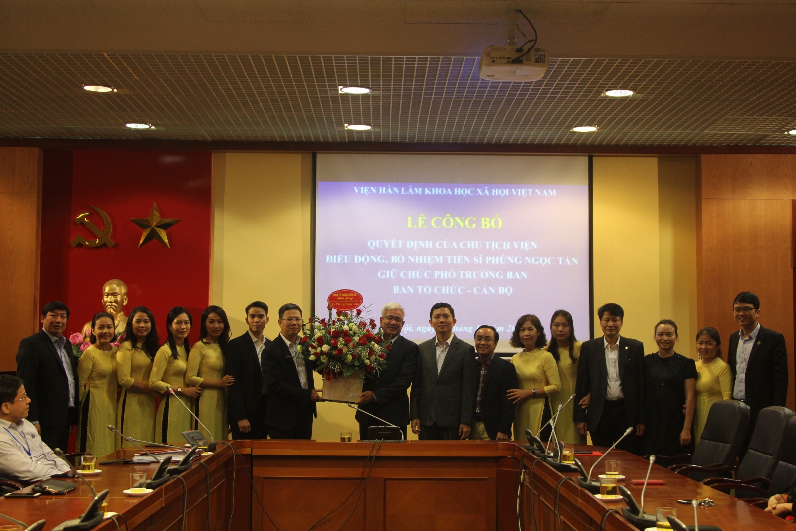 PGS.TS. Phạm Minh Phúc và tập thể Ban TCCB chụp ảnh lưu niệm cùng TS. Phùng Ngọc Tấn tại buổi Lễ