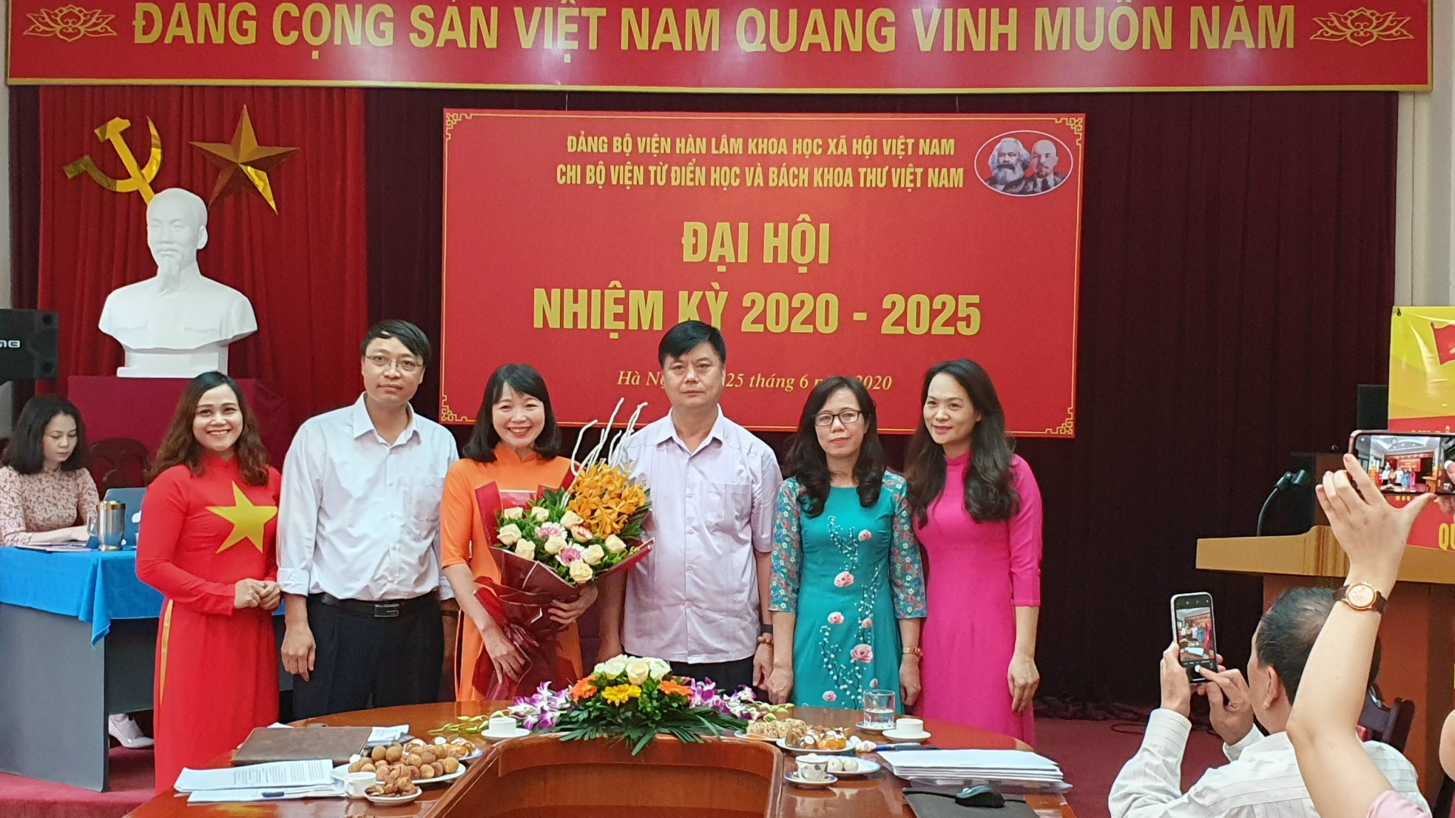 Đồng chí Phạm Văn Đức chụp ảnh lưu niệm cùng Chi ủy Viện Từ điển học và Bách khoa thư Việt Nam nhiệm kỳ 2020-2025