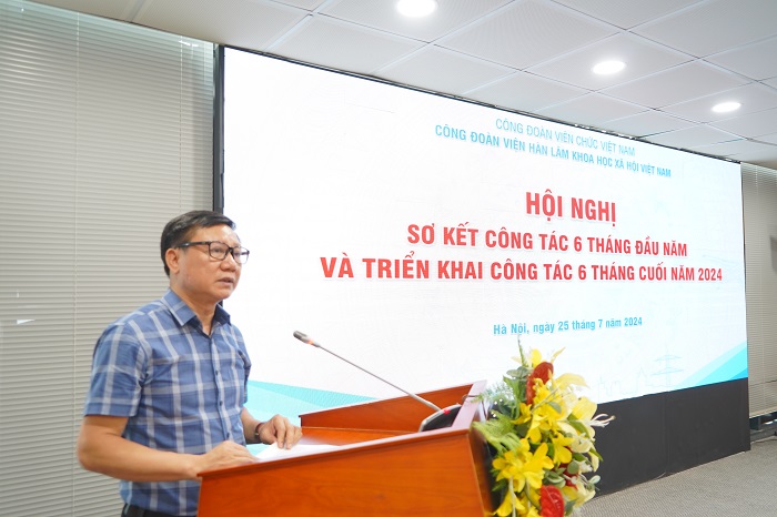 Đồng chí Phạm Văn Dương, Phó Chủ tịch Viện Hàn lâm trình bày dự thảo báo cáo sơ kết công tác Công đoàn 6 tháng đầu năm 2024