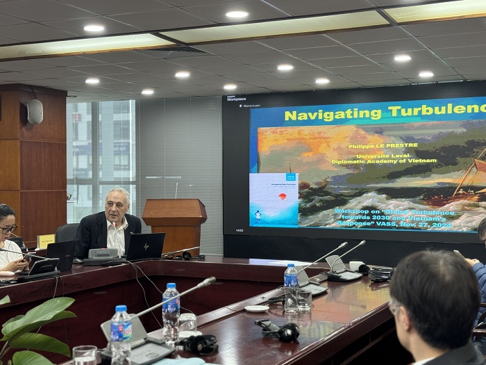 GS.TS. Philippe Le Prestre trình bày báo cáo tham luận tại Phiên thứ hai