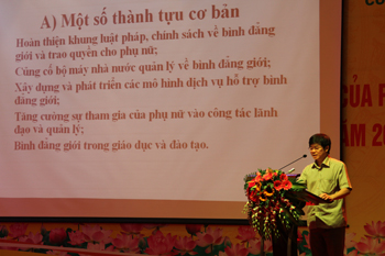 PGS.TS. Nguyễn Hữu Minh, Viện trưởng Viện Nghiên cứu Gia đình và Giới trình bày tham luận tại Hôi nghị