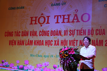 PGS.TS. Đặng Nguyên Anh, Ủy viên Ban Thường vụ Đảng ủy, <br>Phó Chủ tịch Viện Hàn lâm, Trưởng ban Ban Vì sự tiến bộ <br>của phụ nữ Viện Hàn lâm phát biểu khai mạc Hội nghị