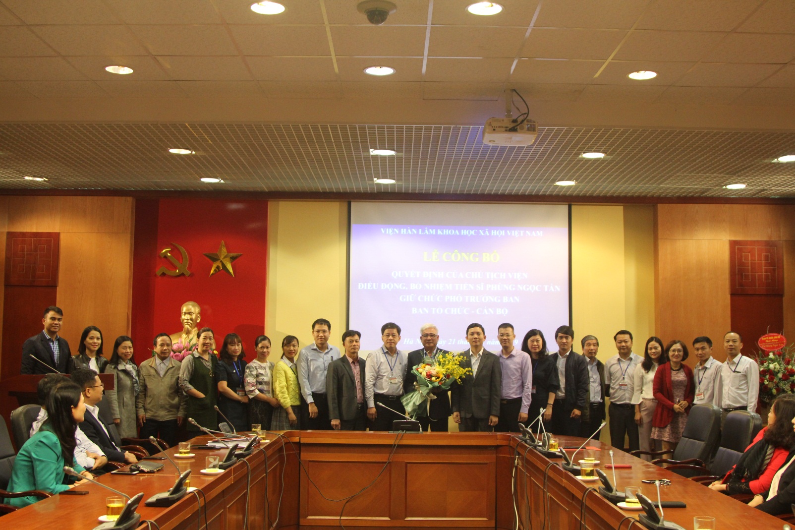 TS. Phùng Ngọc Tấn tân Phó Trưởng ban Phụ trách Ban TCCB chụp ảnh lưu niệm cùng lãnh đạo và tập thể công chức, viên chức, người lao động Văn phòng Viện Hàn lâm